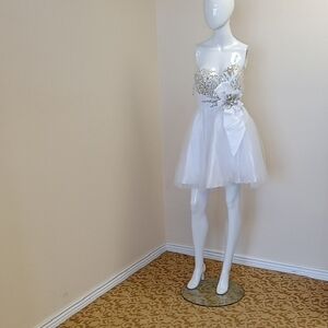 Elegant White Prom Dress with Embellishments